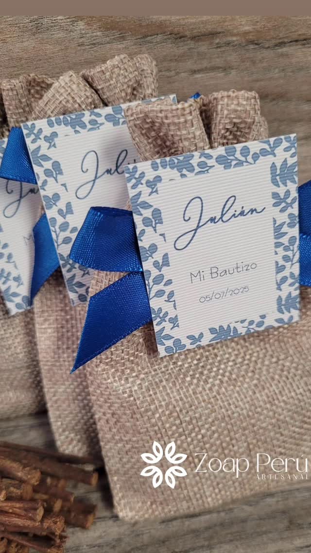 Capillos de bautizo con cinta azul