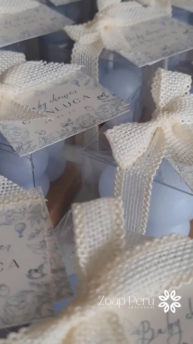 Recuerdos de baby shower en cajitas con cinta